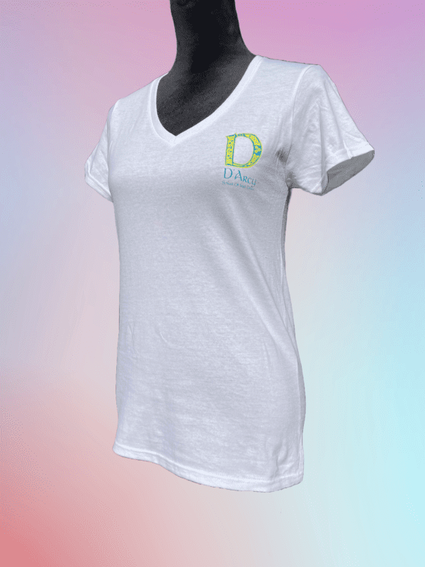 A white t-shirt with the letter d on it.