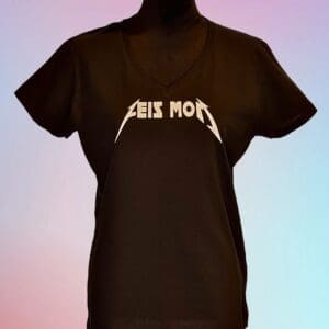 A black t-shirt with the words " feis mor " written on it.