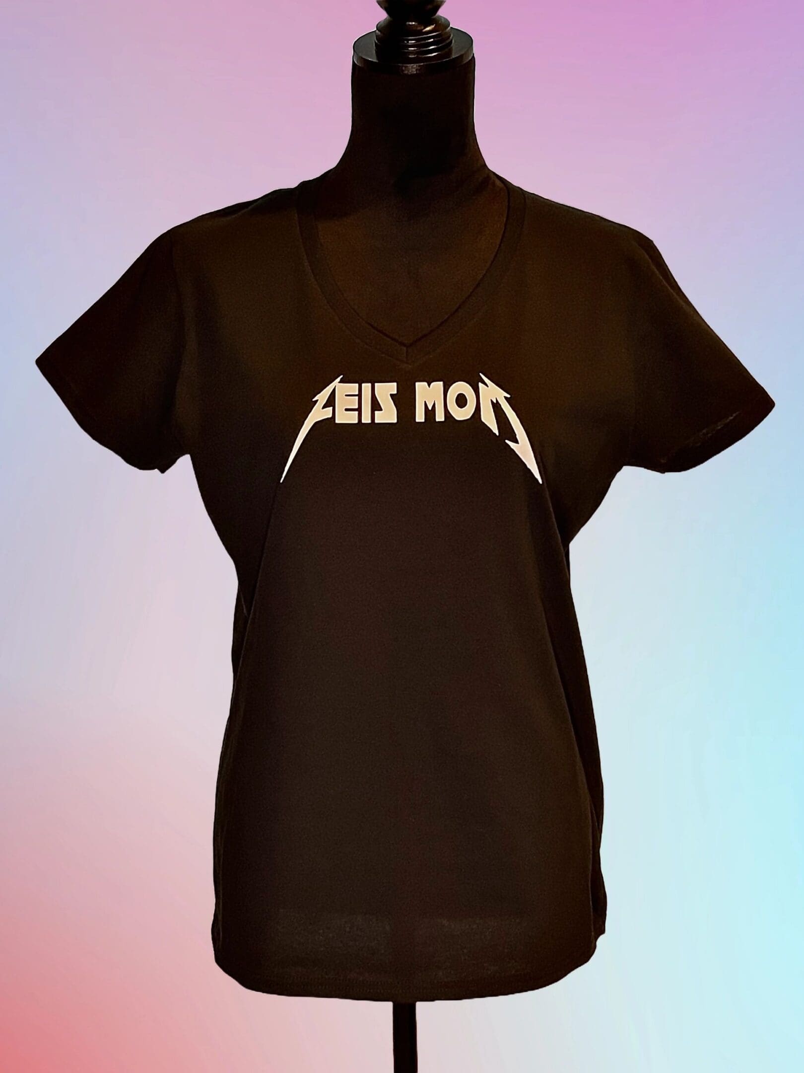 A black t-shirt with the words " feis mor " written on it.