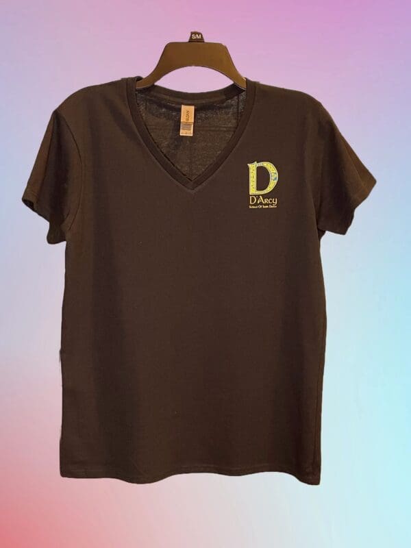 A black t-shirt with the letter d on it.