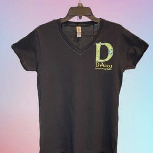 A black t-shirt with the letter d on it.