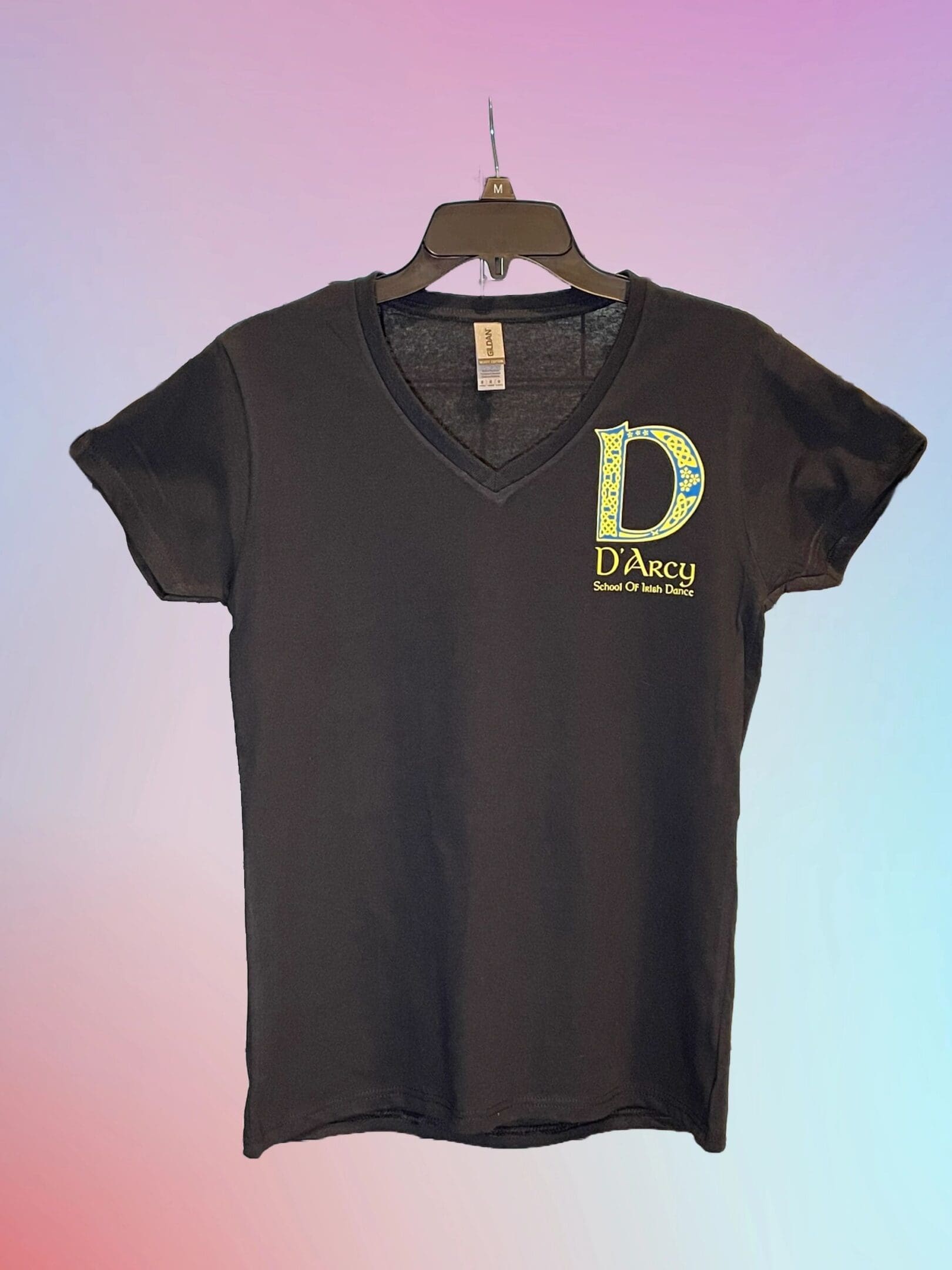 A black t-shirt with the letter d on it.